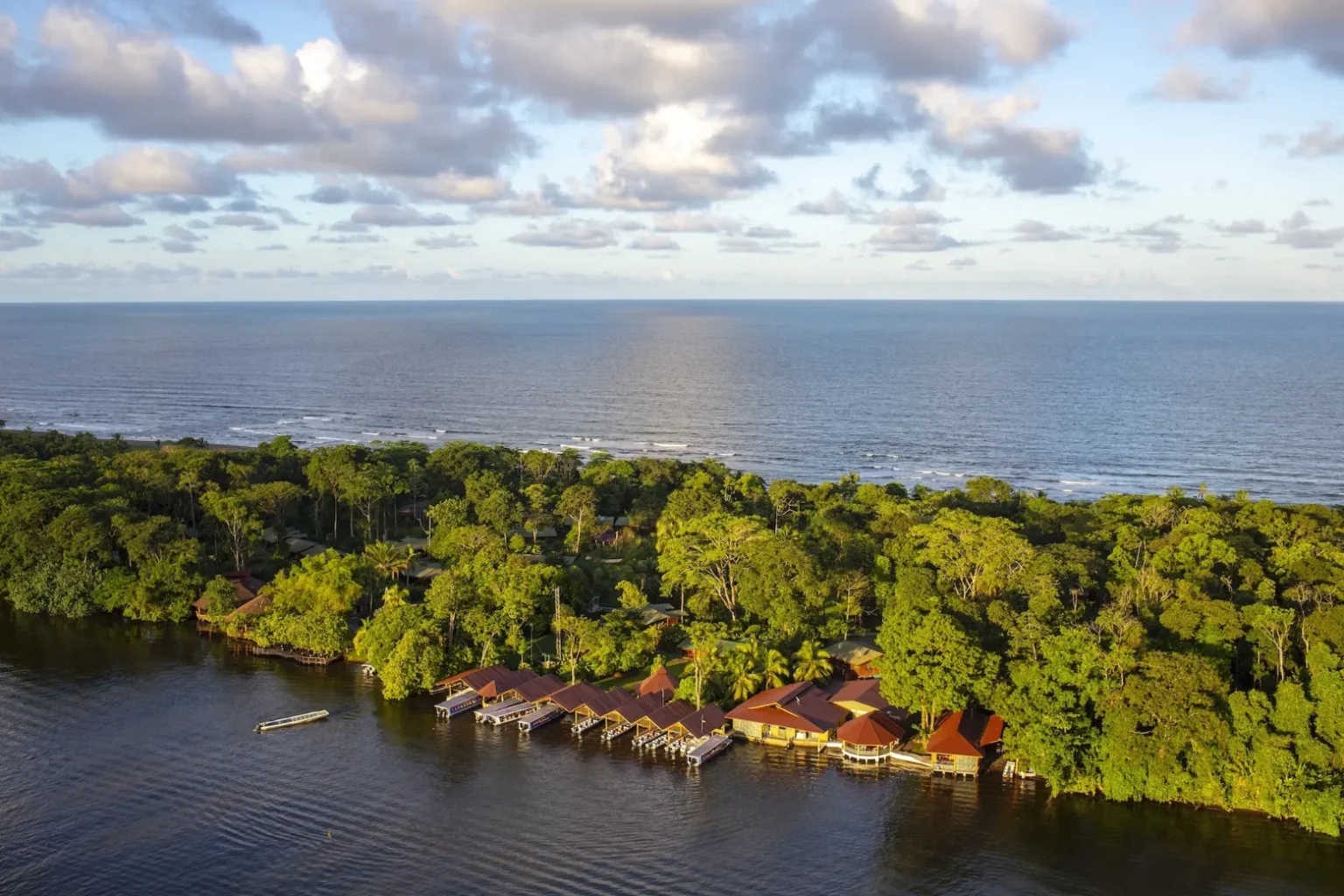 Lodge au coeur de la jungle de Tortuguero au Costa Rica, entre la mer des Caraïbes et les canaux de Tortuguero.