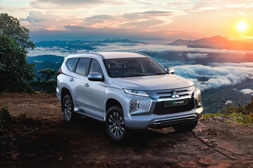 Mitsubishi Montero 4x4 gris au sommet d’une montagne au Costa Rica au coucher du soleil, idéal pour les expéditions hors route