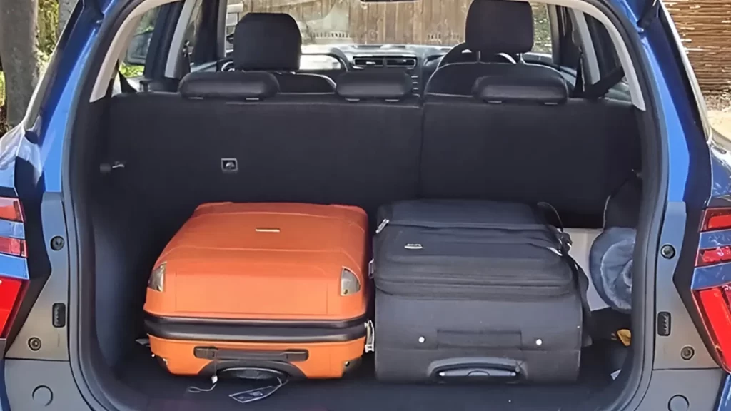 Coffre du Hyundai Creta avec deux grandes valises de voyage, illustrant sa capacité de chargement pour les vacances