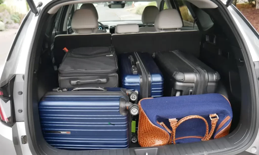 Coffre du Hyundai Tucson avec plusieurs valises prêtes pour un voyage au Costa Rica