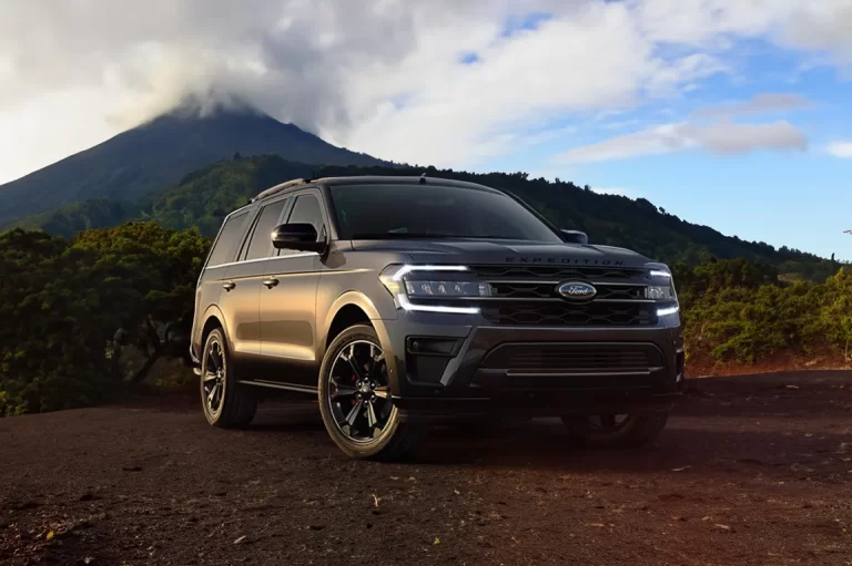 SUV Ford Expedition stationné devant le volcan Arenal au Costa Rica, soulignant son allure robuste et son adaptabilité aux paysages tropicaux