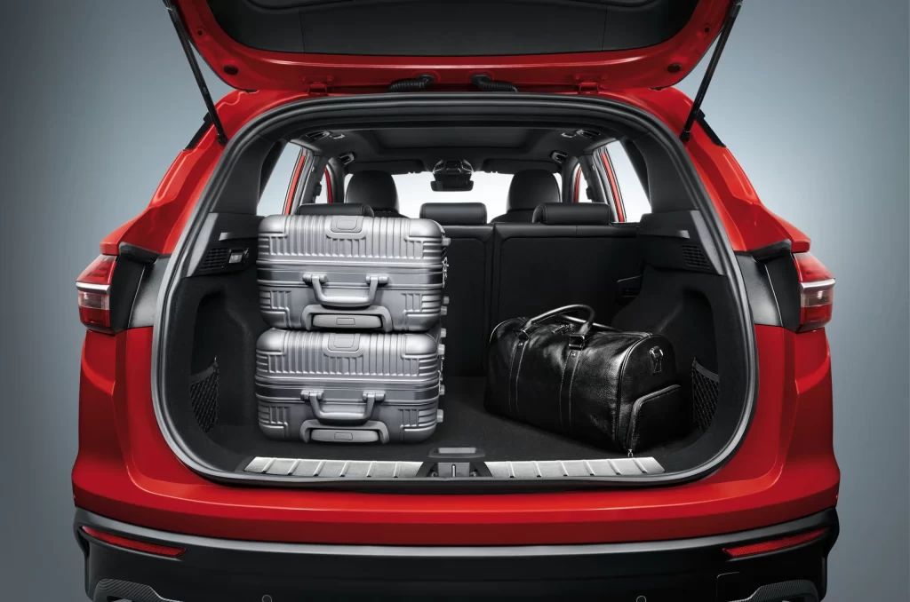 Vue du coffre du Geely CoolRay avec deux valises rigides et un sac de voyage, illustrant sa capacité idéale pour un autotour à deux au Costa Rica