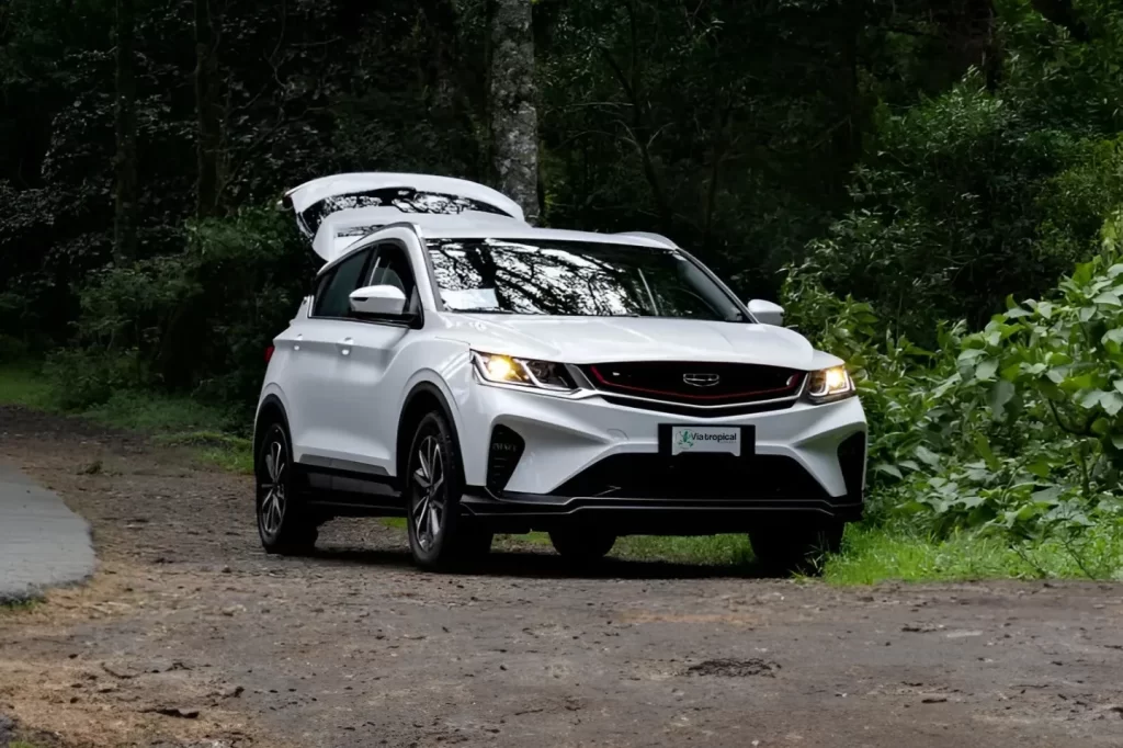Geely CoolRay blanc sur chemin forestier au Costa Rica, parfait pour les routes secondaires et l’exploration en SUV compact économique