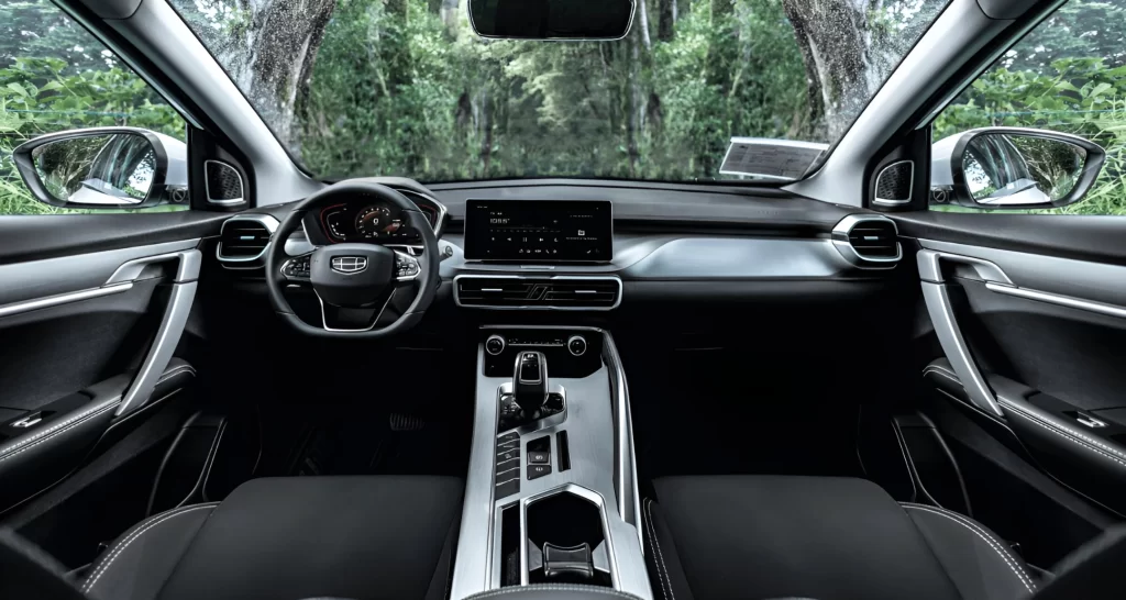Intérieur du Geely CoolRay 4x2 avec écran tactile et finitions modernes, parfait pour un autotour connecté au Costa Rica