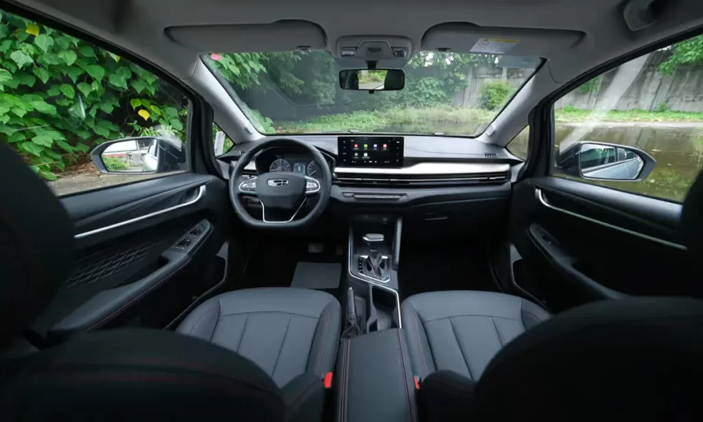 Vue intérieure du Geely GX3 avec tableau de bord moderne, idéal pour voyager confortablement au Costa Rica