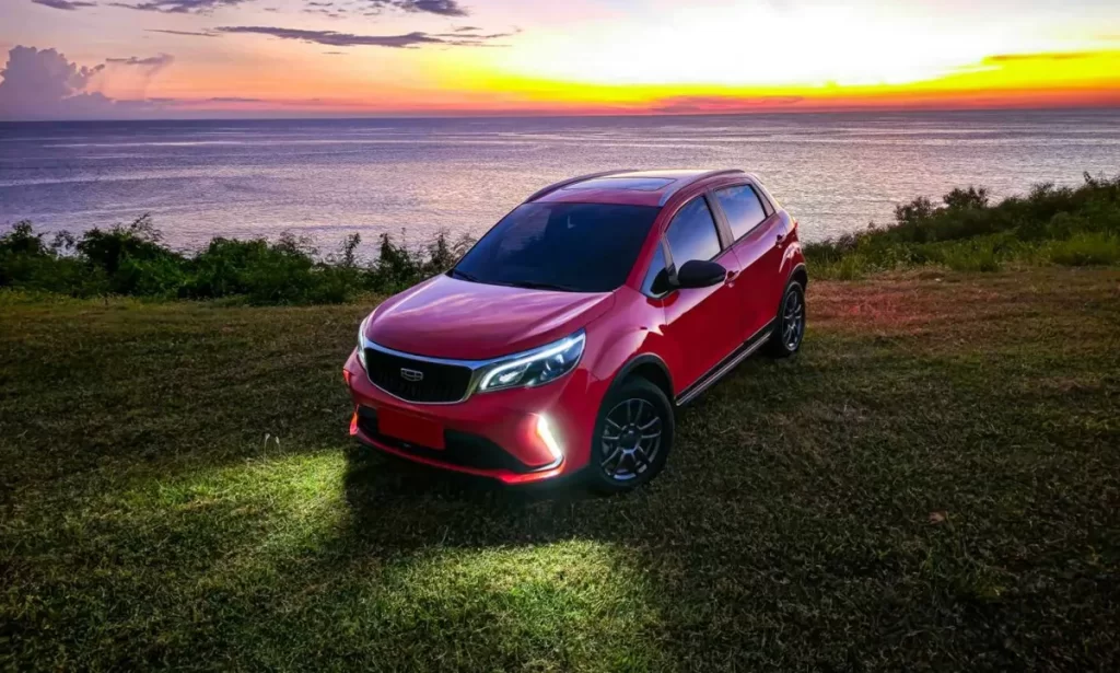 Geely GX3 4x2 stationné au bord de l’océan au coucher du soleil, parfait pour un autotour au Costa Rica