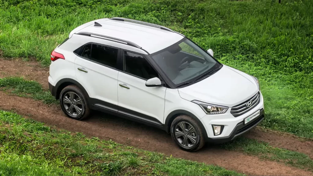 Hyundai Creta blanc circulant sur un chemin de terre au Costa Rica, parfait pour explorer les paysages tropicaux