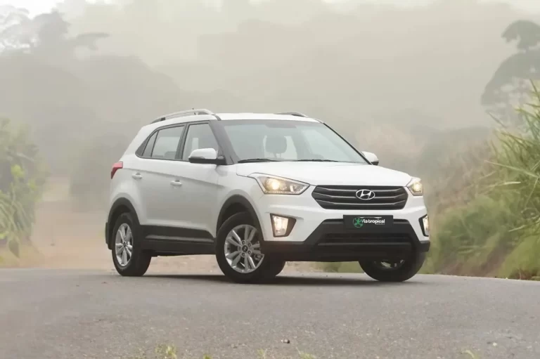 Hyundai Creta sur une route de montagne dans la brume, illustrant sa performance en conditions variées au Costa Rica