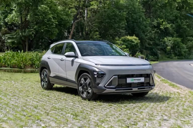 Hyundai Kona 2WD argenté stationné en pleine nature, prêt pour une escapade au Costa Rica