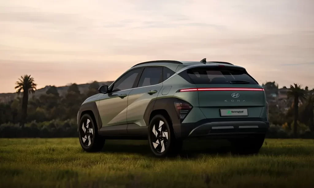 SUV Hyundai Kona 2WD stationné sur gazon au coucher du soleil, parfait pour explorer le Costa Rica