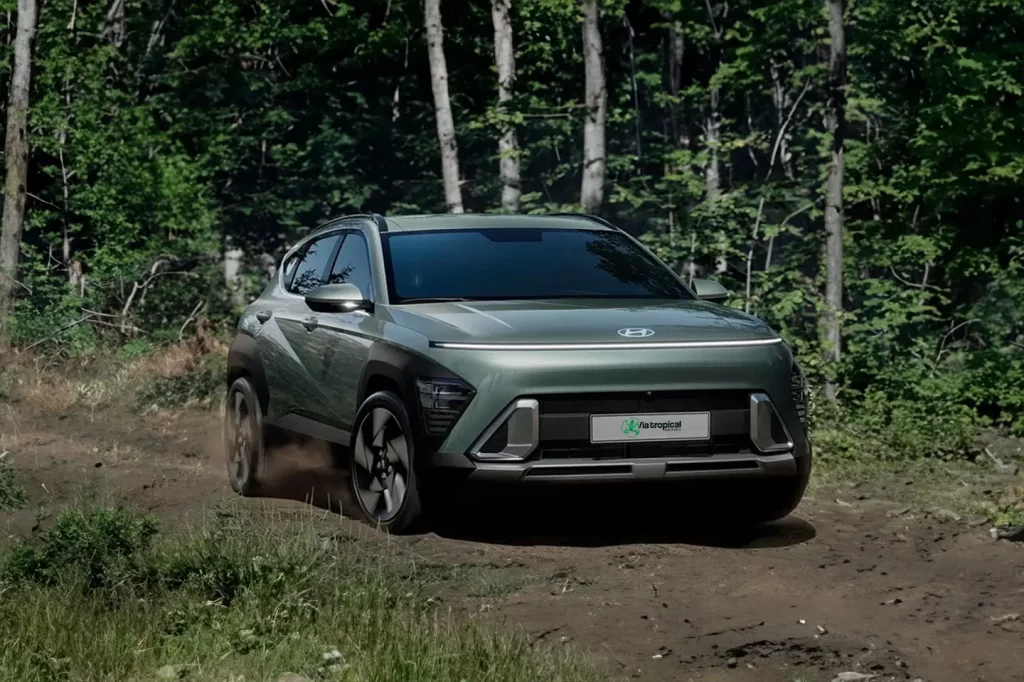 Hyundai Kona 4x4 en pleine action sur un chemin forestier au Costa Rica, illustrant ses capacités tout-terrain