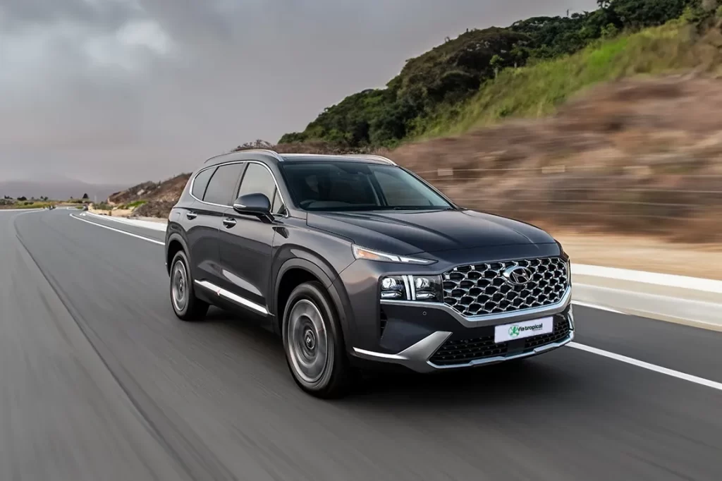 Hyundai Palisade roulant à vive allure sur une route costaricienne, mettant en valeur son design élégant et sa performance
