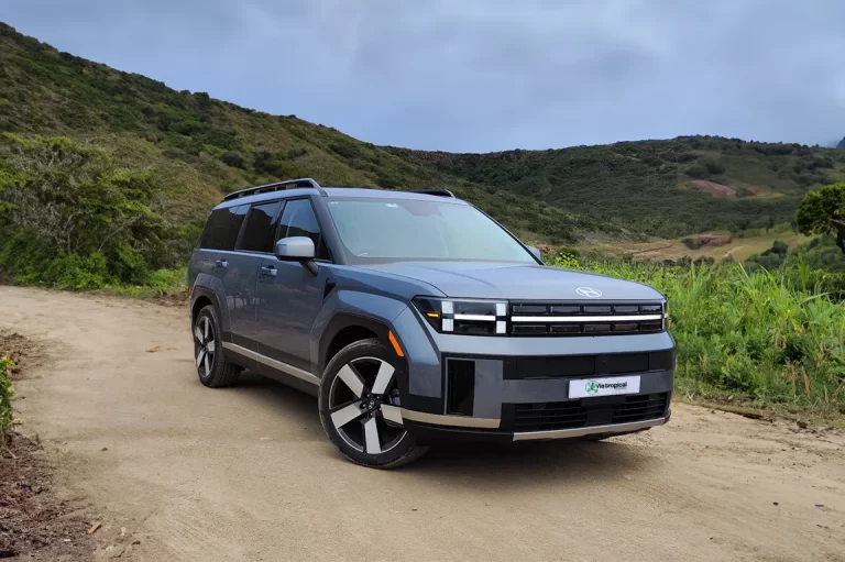 Hyundai Santa Fe bleu dans un environnement montagneux au Costa Rica, parfait pour les aventures tout-terrain