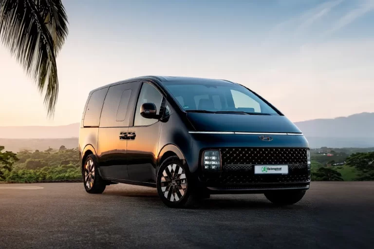 Le Hyundai Staria au coucher du soleil avec son design avant futuriste, idéal pour les groupes à la recherche de confort en location au Costa Rica