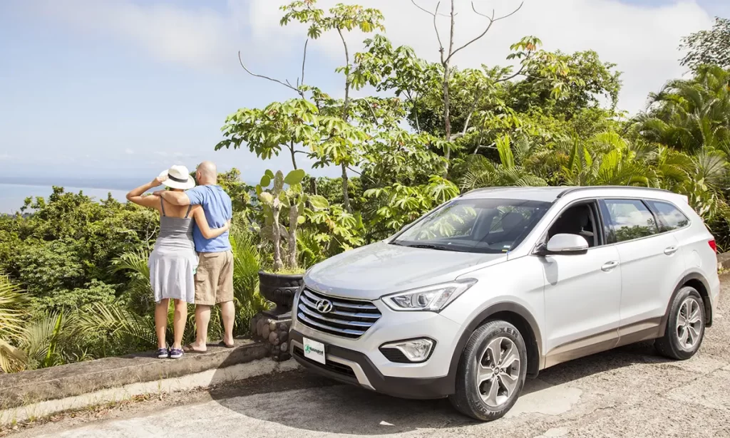 Hyundai Tucson roulant sur une route forestière au Costa Rica, SUV adapté à l'aventure