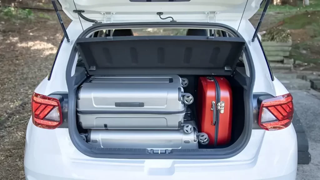 Coffre du Hyundai Venue 4x2 avec trois valises cabine, illustrant la capacité de chargement idéale pour un autotour au Costa Rica
