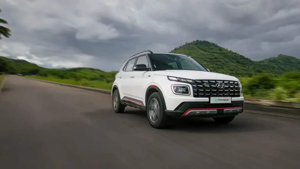 Hyundai Venue roulant sur une route au Costa Rica, SUV compact 4x2 idéal pour découvrir les paysages tropicaux avec style et confort