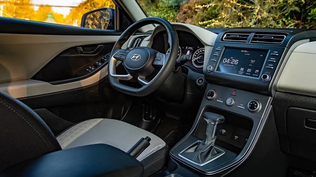Vue intérieure du Hyundai Creta avec tableau de bord moderne et finitions bicolores, conçu pour une conduite agréable