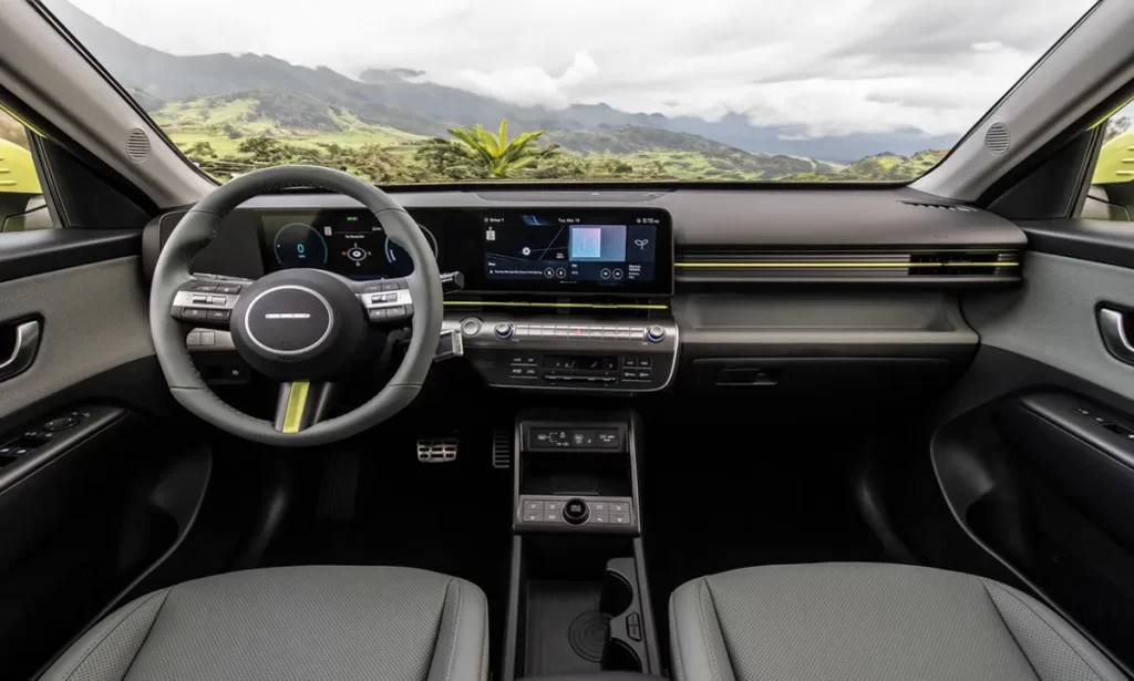 Tableau de bord moderne du Hyundai Kona avec double écran et finition épurée, vue sur les montagnes du Costa Rica