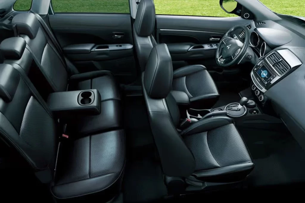 Intérieur en cuir du Mitsubishi ASX 4x4 avec sièges ergonomiques et tableau de bord moderne