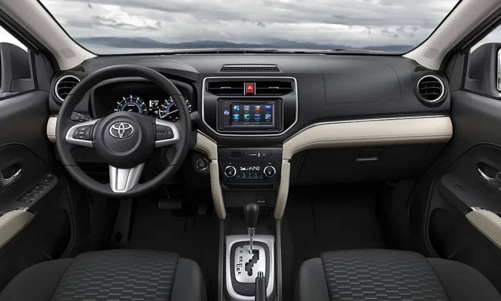 Tableau de bord du Toyota Rush avec écran multimédia et finitions bicolores