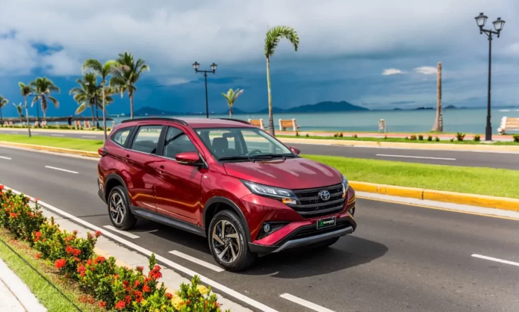 Toyota Rush rouge sur route côtière, vue sur l’océan Pacifique au Costa Rica