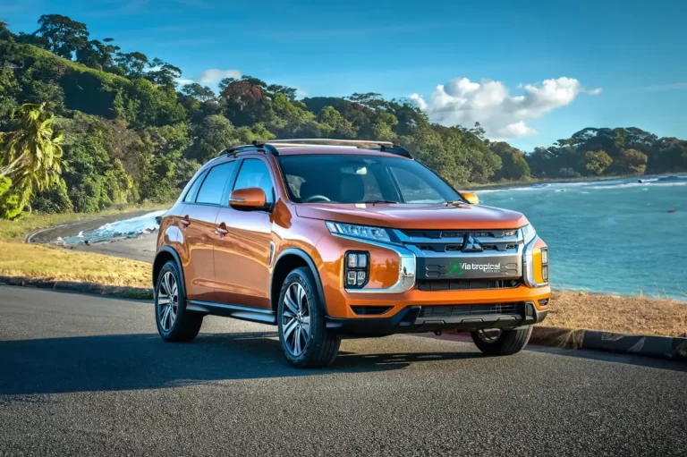 Mitsubishi ASX 4x4 orange stationné près de la plage, dans un décor tropical au Costa Rica