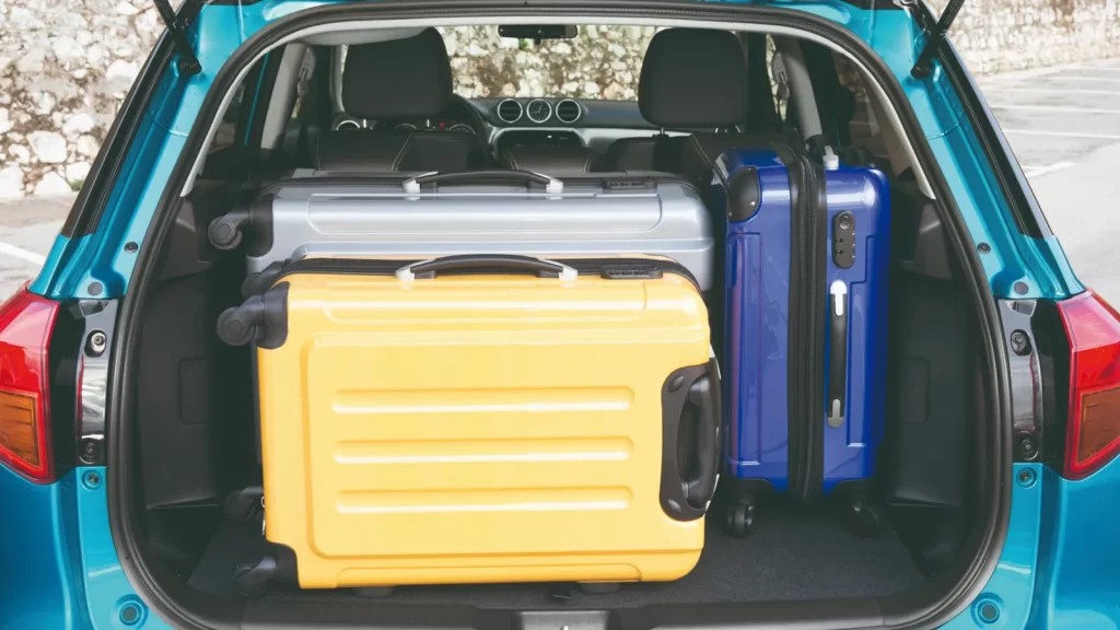 Coffre du Suzuki Vitara 4x4 avec trois valises de taille cabine, idéal pour un autotour en couple ou en petit groupe au Costa Rica