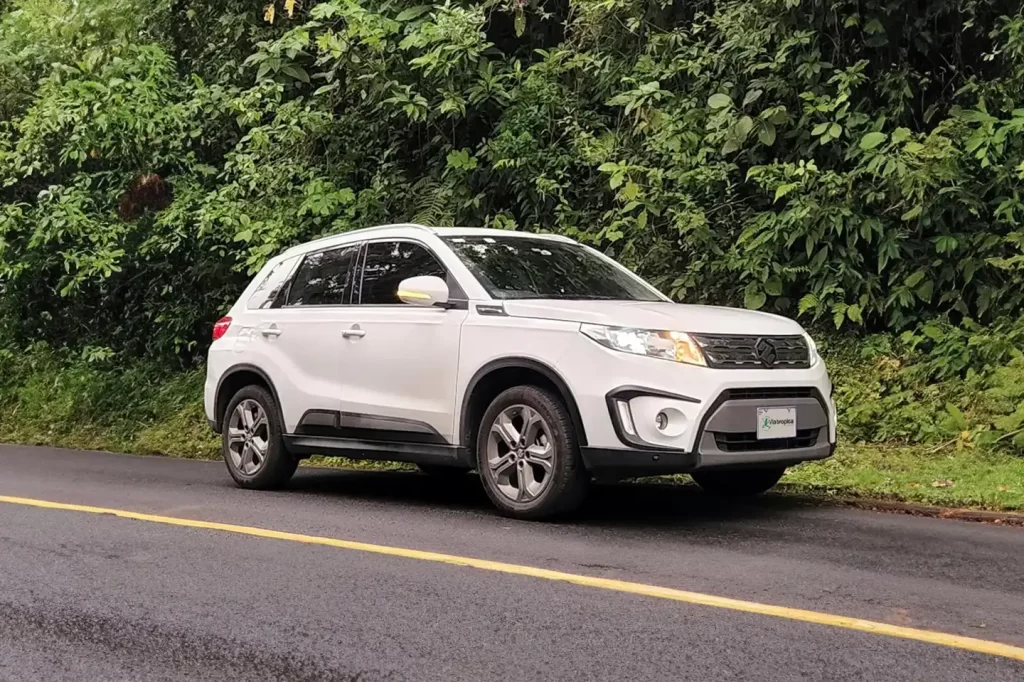 Suzuki Vitara blanc photographié en bord de route au Costa Rica, SUV 4x4 compact et fiable pour circuits en autonomie