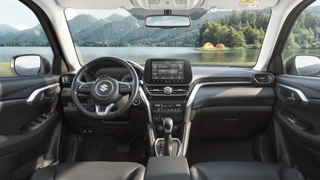 Intérieur du Suzuki Vitara 4x4 avec tableau de bord moderne, écran tactile et vue panoramique idéale pour un voyage confortable au Costa Rica