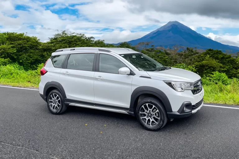 Suzuki XL7 blanc sur une route du Costa Rica, avec le volcan Arenal en arrière-plan, parfait pour un autotour nature et liberté