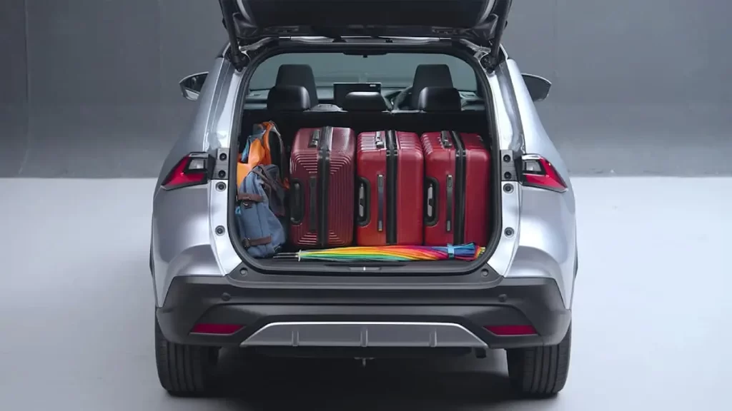 Coffre du Toyota Corolla Cross avec trois valises rigides et des sacs, illustrant l’espace de rangement pour un autotour en famille au Costa Rica