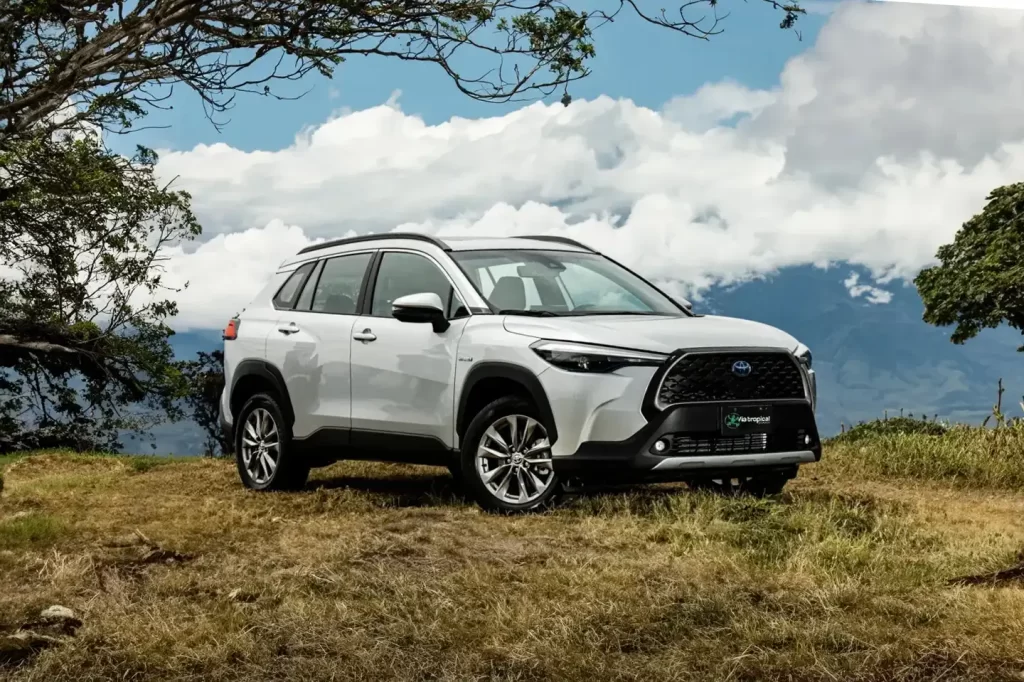 Toyota Corolla Cross blanc photographié en pleine nature costaricienne, parfait pour les autotours alliant confort, espace et conduite facile