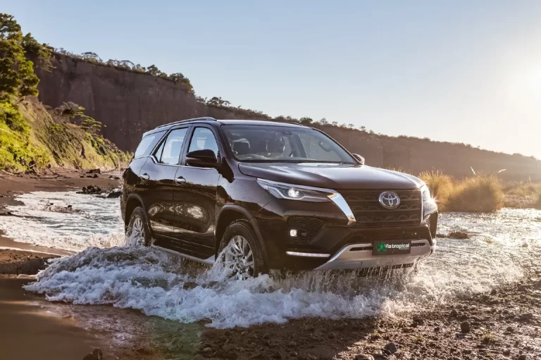 Toyota Fortuner 4x4 noir traversant une rivière au Costa Rica, parfait pour les aventures hors route et les terrains exigeants