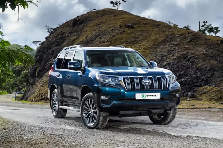 Toyota Prado 4x4 bleu sur route de montagne au Costa Rica, prêt pour l'aventure