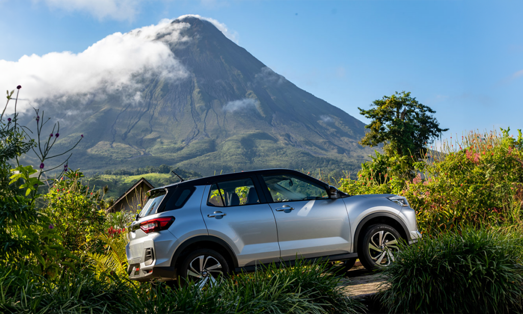 SUV Toyota Raize 4x2 argenté sur fond de volcan Arenal au Costa Rica