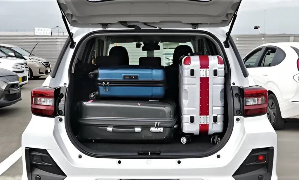 Coffre du Toyota Raize 4x2 avec trois valises de tailles différentes
