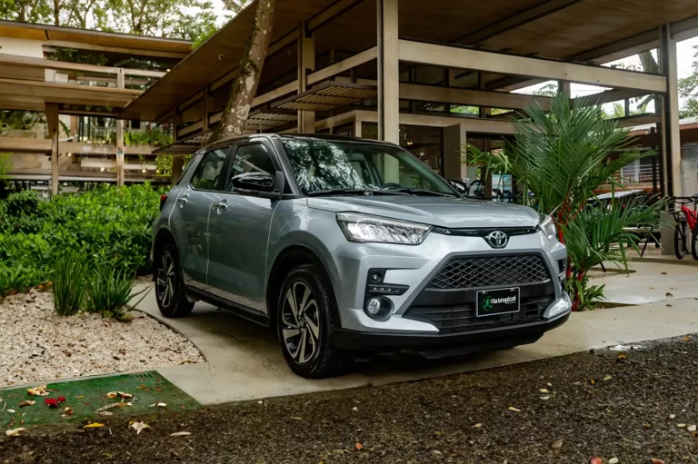 Toyota Raize 4x2 gris métallisé garé devant un logement au Costa Rica