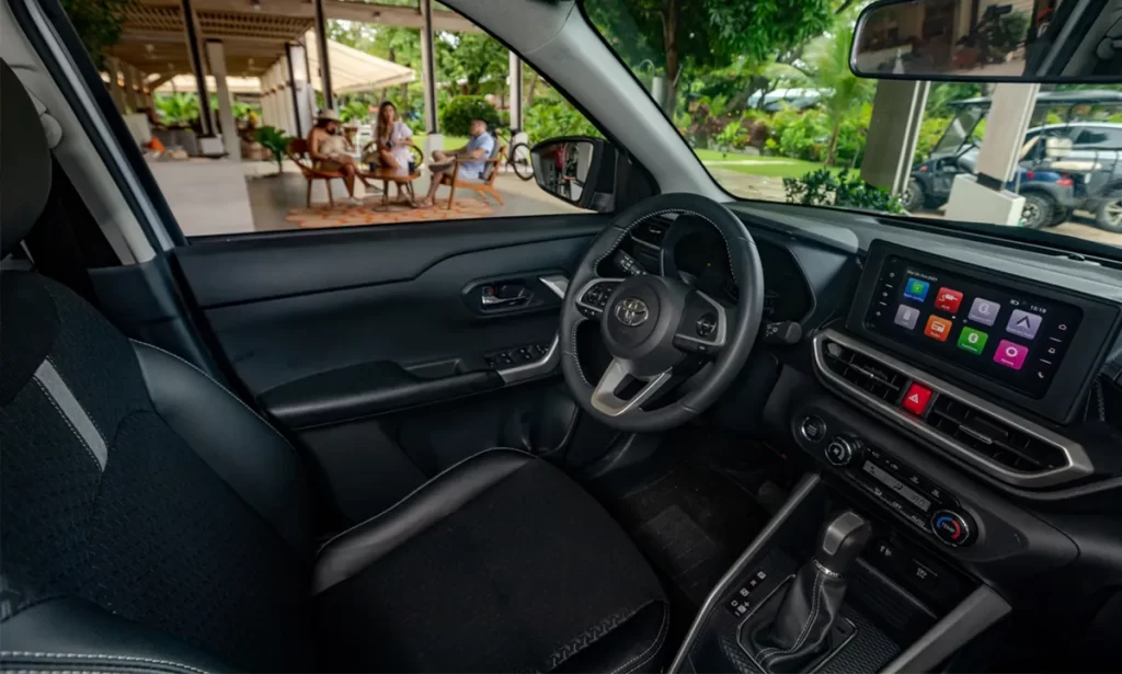 Vue intérieure du Toyota Raize 4x2 avec tableau de bord moderne et écran tactile
