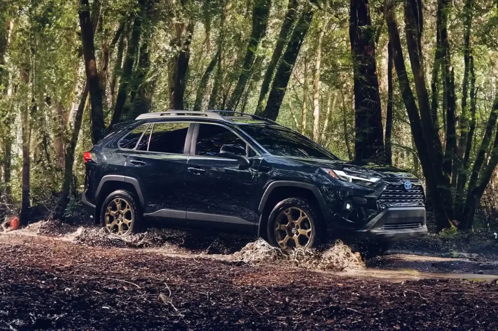 Toyota RAV4 4x4 noir sur chemin de terre au Costa Rica, prêt à affronter les terrains humides et forestiers